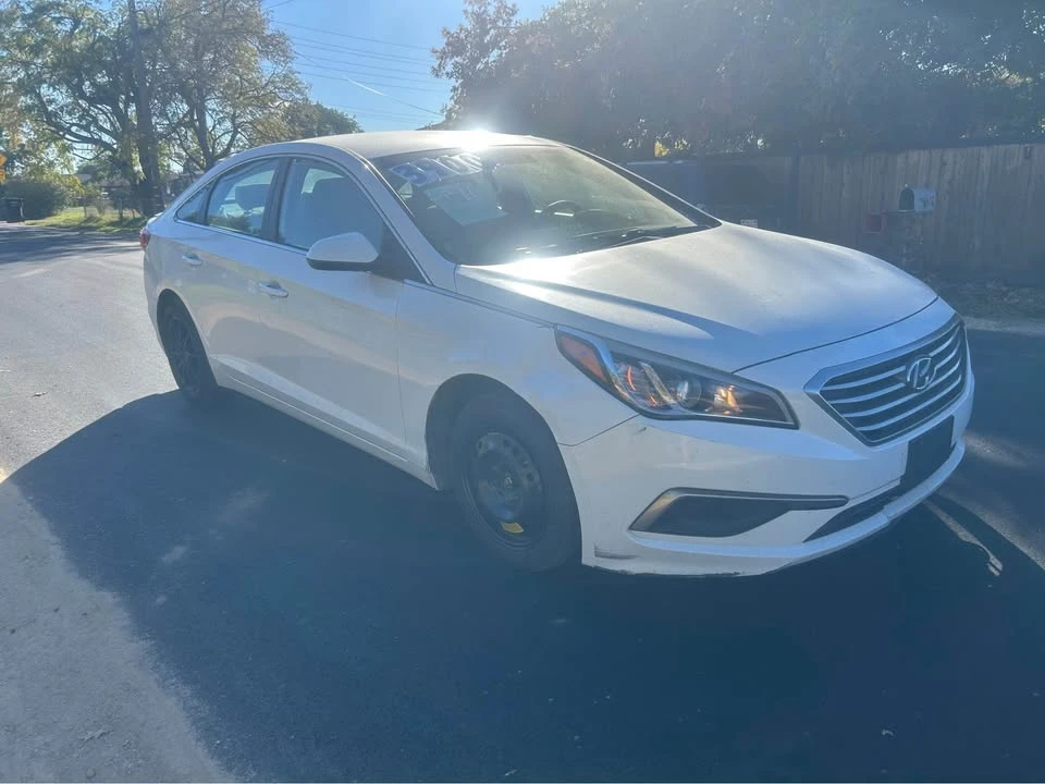 2017 Hyundai Elantra - Image 2 of 7
