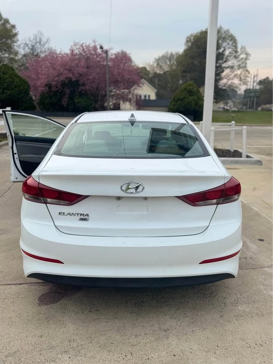 2017 Hyundai Elantra - Image 4 of 10