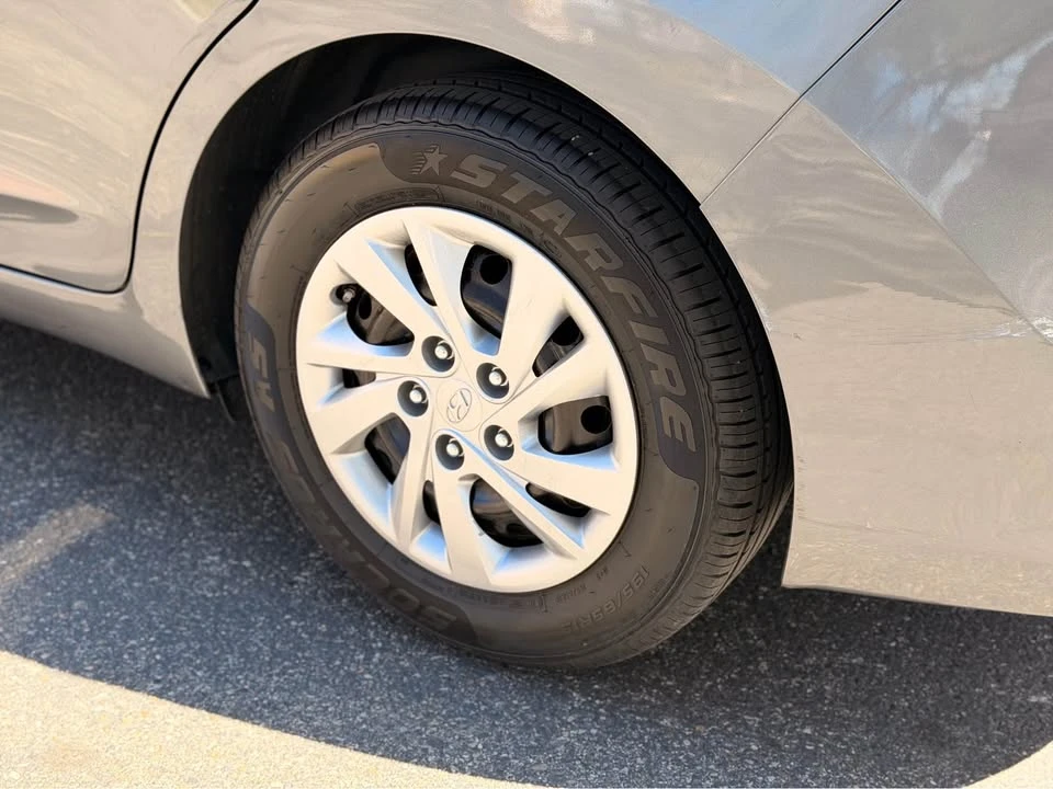 2017 Hyundai Elantra - Image 4 of 13