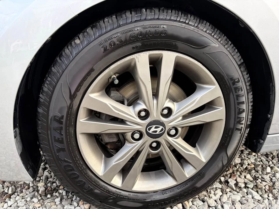 2017 Hyundai Elantra - Image 7 of 16
