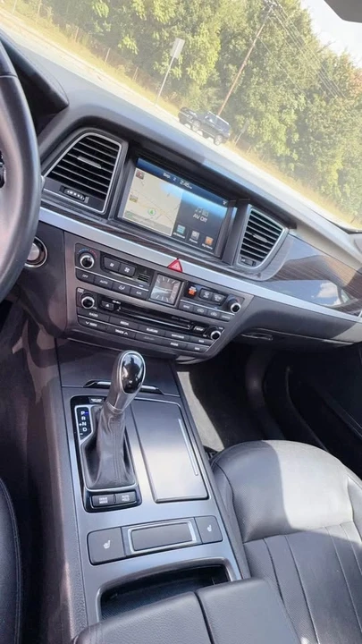 2017 Hyundai Genesis - Image 6 of 13