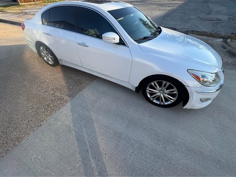 2017 Hyundai Genesis - Image 2 of 10