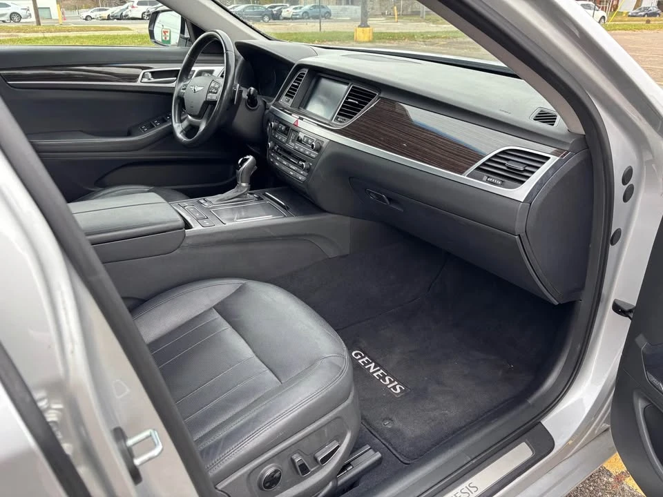 2017 Hyundai Genesis - Image 7 of 15
