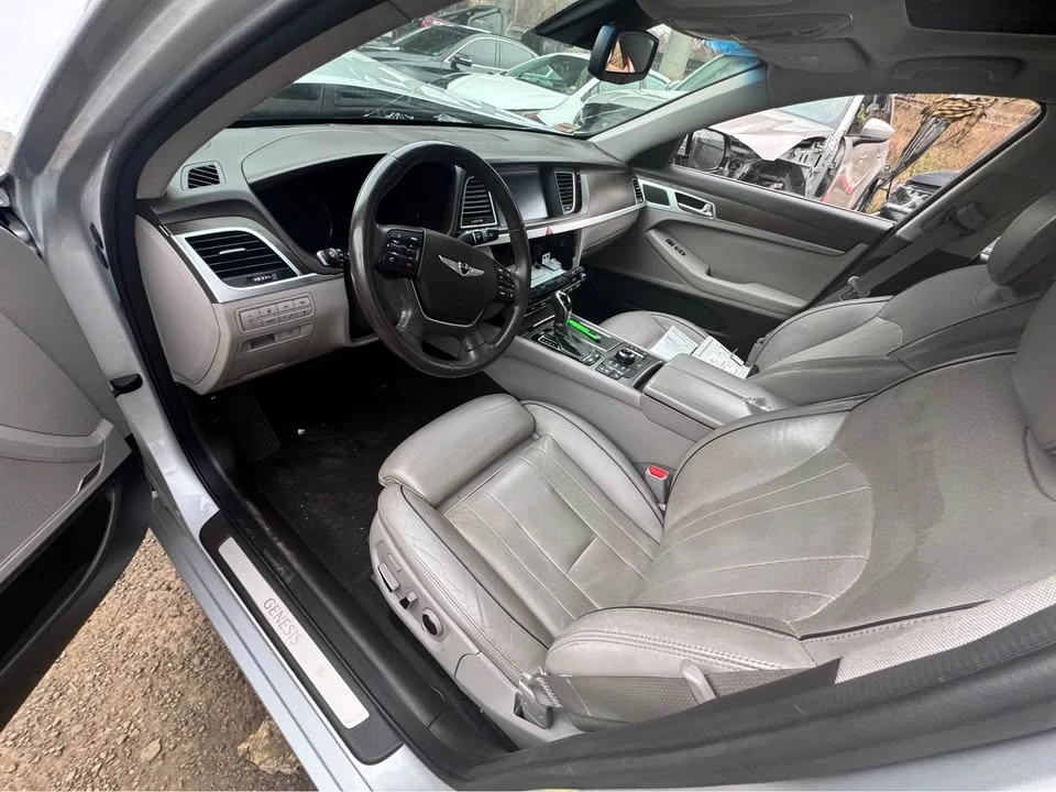 2017 Hyundai Genesis - Image 4 of 4