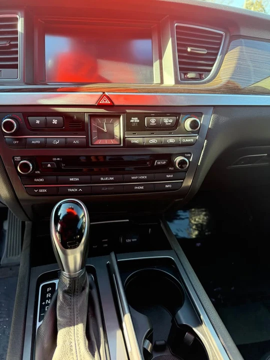 2017 Hyundai Genesis - Image 6 of 8