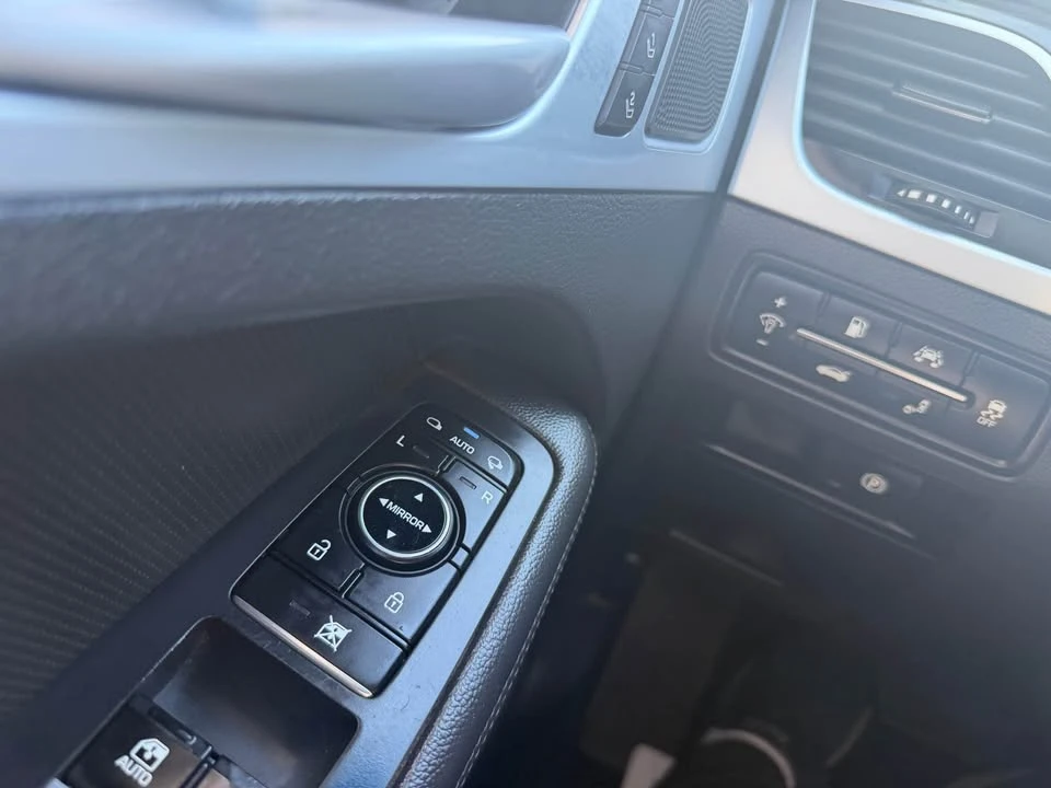 2017 Hyundai Genesis - Image 14 of 17