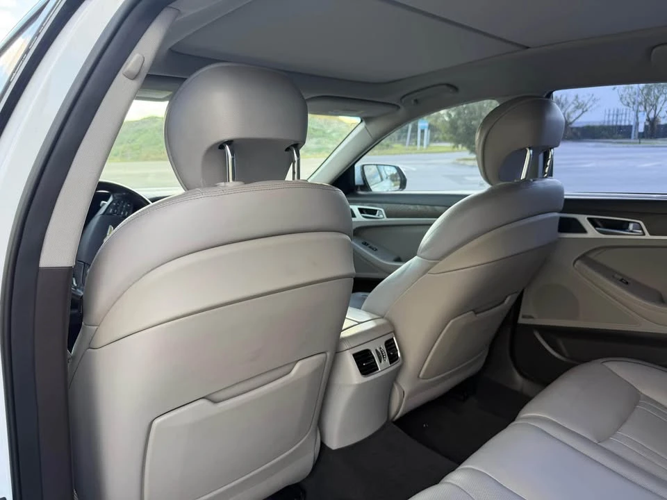 2017 Hyundai Genesis - Image 10 of 11
