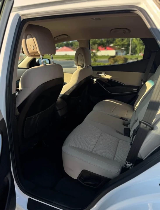 2017 Hyundai Santa Fe - Image 8 of 10