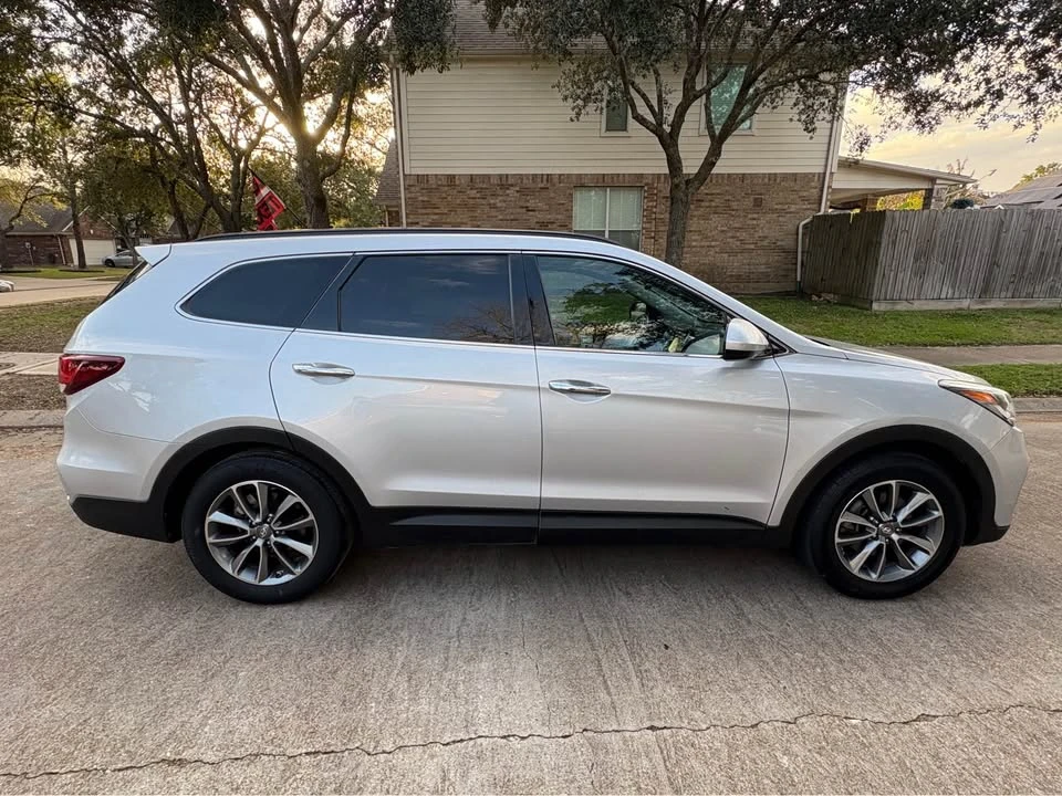 2017 Hyundai Santa Fe - Image 4 of 14