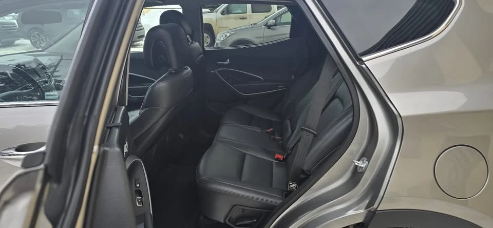 2017 Hyundai Santa Fe - Image 10 of 20