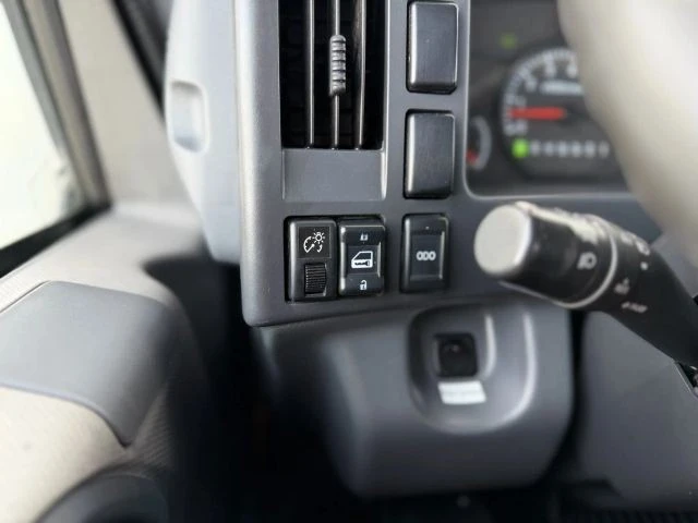 2017 Isuzu Elf - Image 19 of 21