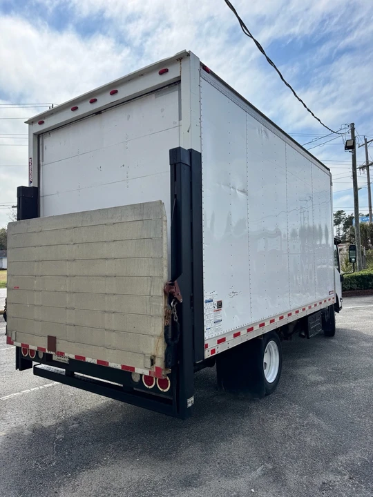 2017 Isuzu Elf - Image 4 of 12