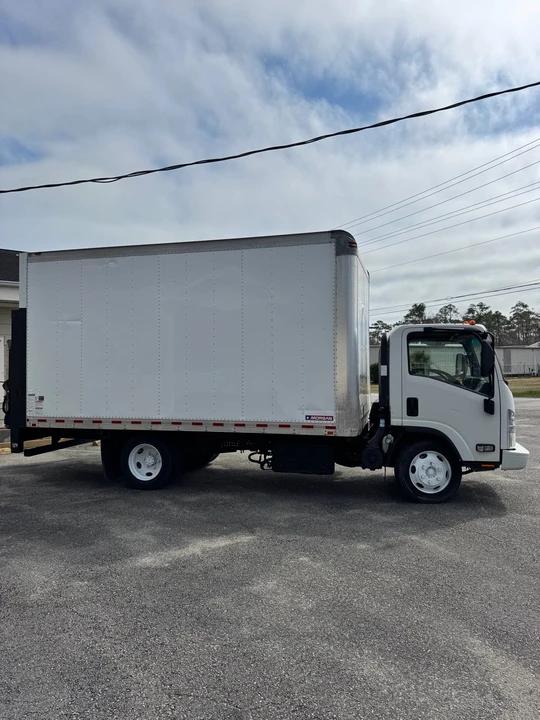 2017 Isuzu Elf - Image 3 of 12