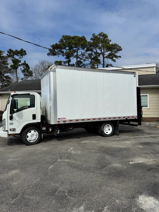 2017 Isuzu Elf - Image 6 of 12