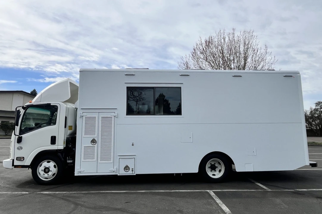 2017 Isuzu Elf - Image 3 of 8