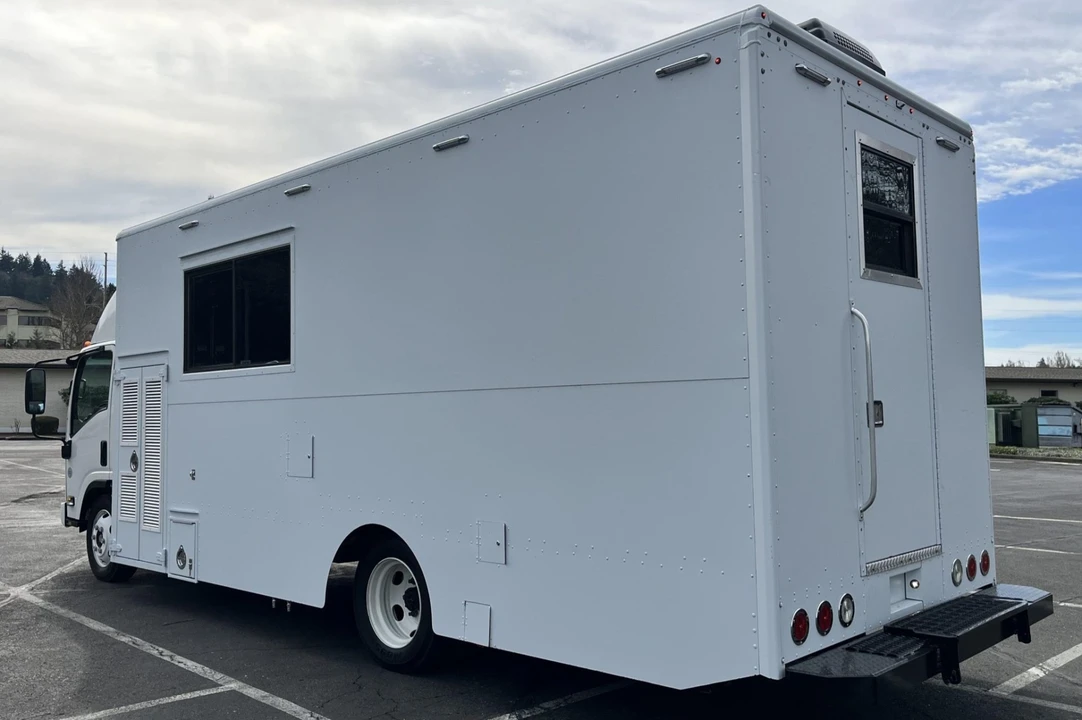 2017 Isuzu Elf - Image 2 of 8