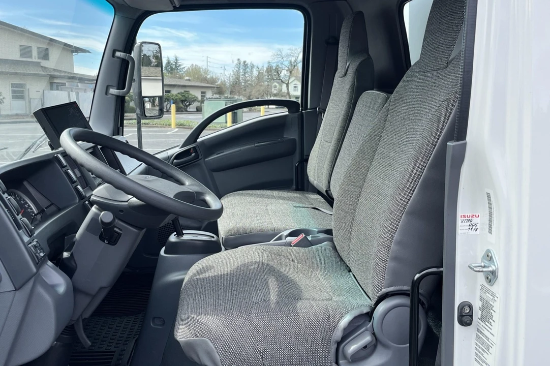 2017 Isuzu Elf - Image 4 of 8