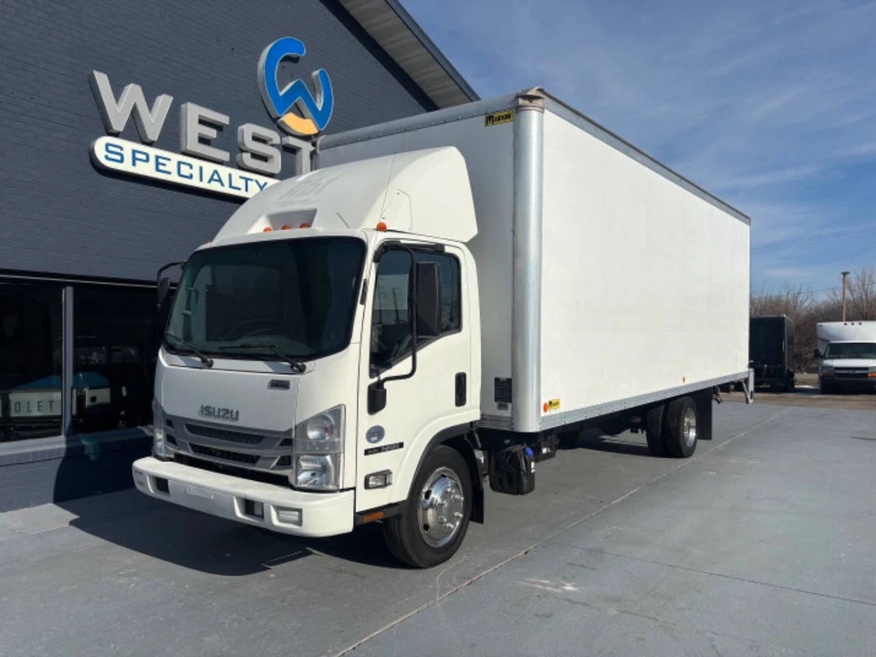 2017 Isuzu Elf - Image 4 of 12