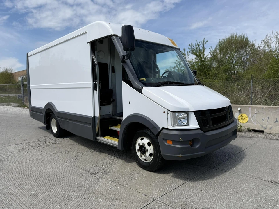 2017 Isuzu Elf - Image 11 of 31
