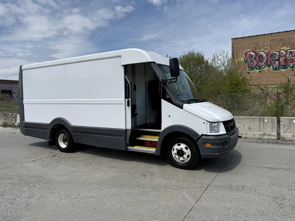 2017 Isuzu Elf - Image 18 of 31