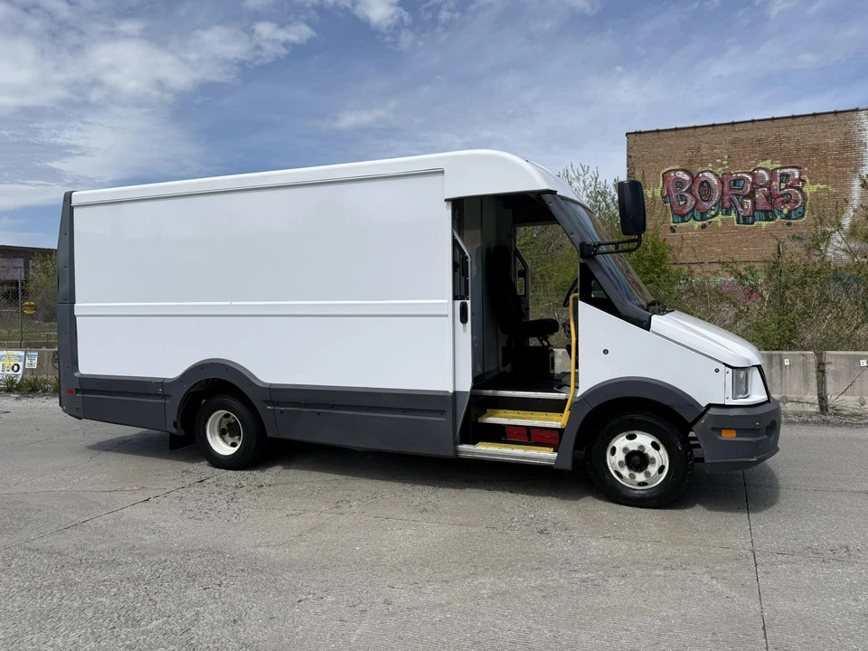 2017 Isuzu Elf - Image 17 of 31