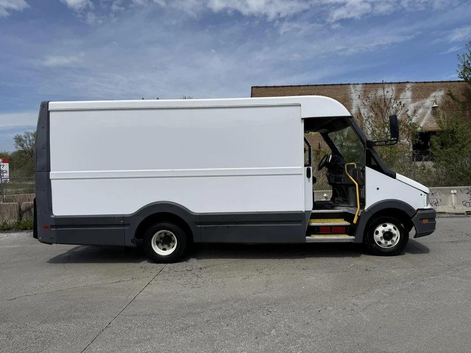 2017 Isuzu Elf - Image 20 of 31