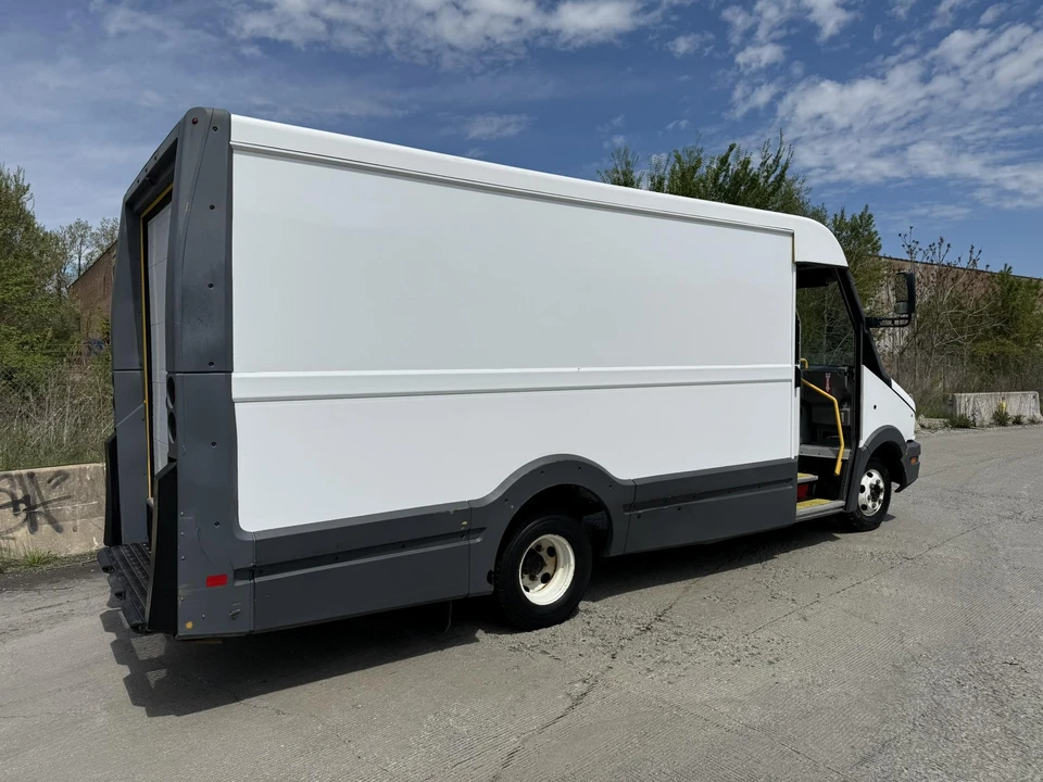 2017 Isuzu Elf - Image 22 of 31