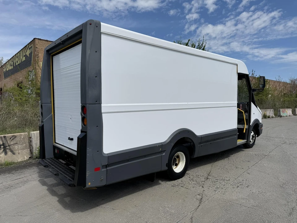 2017 Isuzu Elf - Image 23 of 31