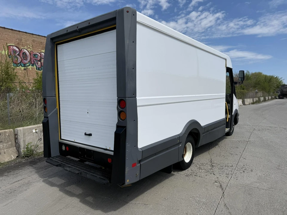 2017 Isuzu Elf - Image 24 of 31