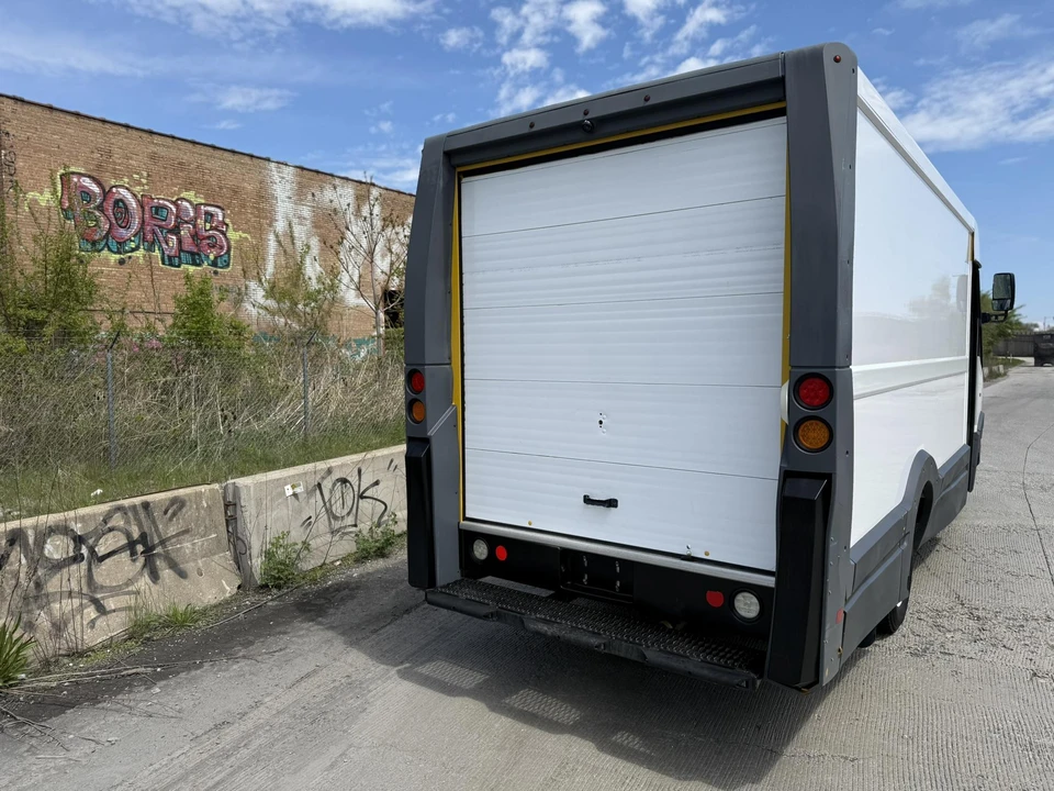 2017 Isuzu Elf - Image 25 of 31