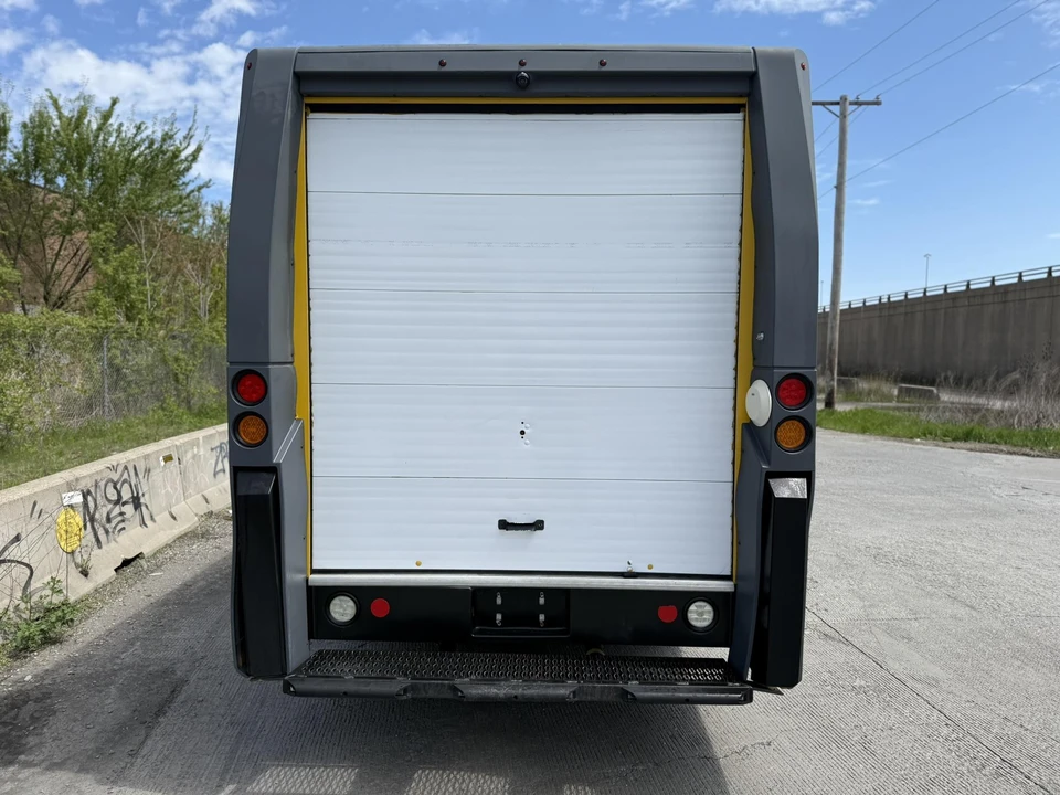 2017 Isuzu Elf - Image 26 of 31