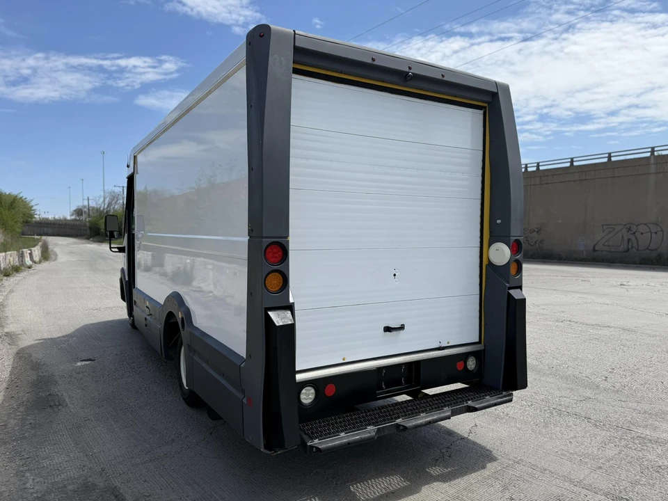 2017 Isuzu Elf - Image 27 of 31