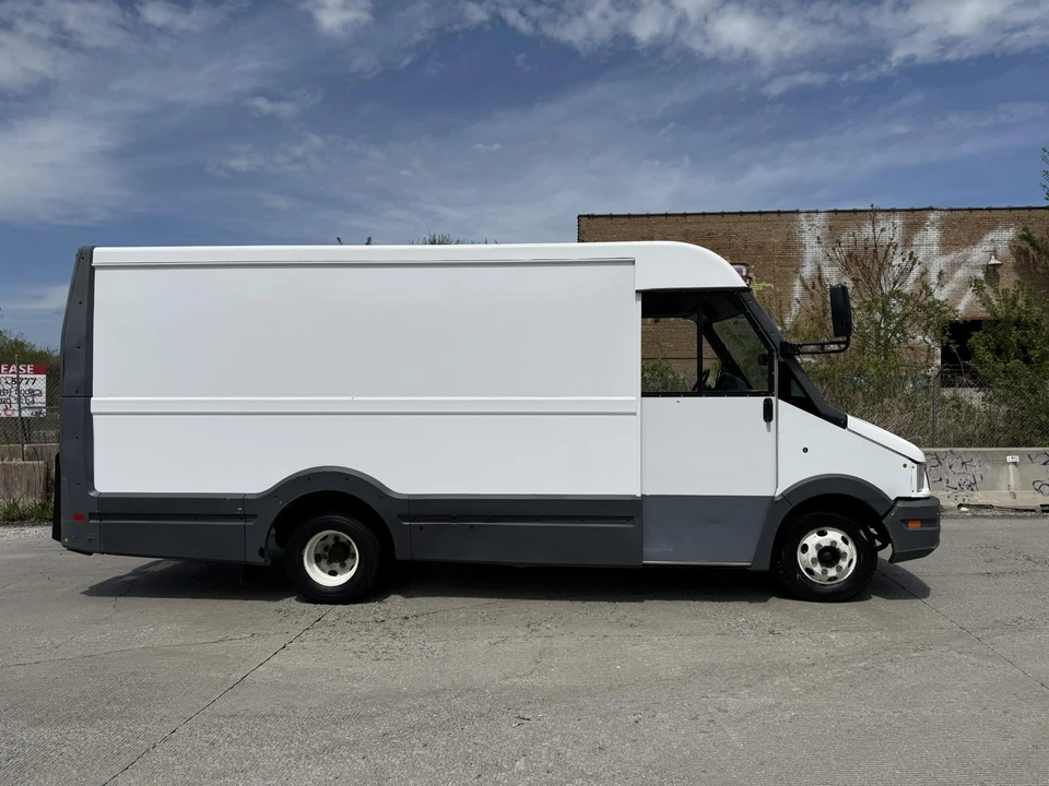 2017 Isuzu Elf - Image 21 of 31