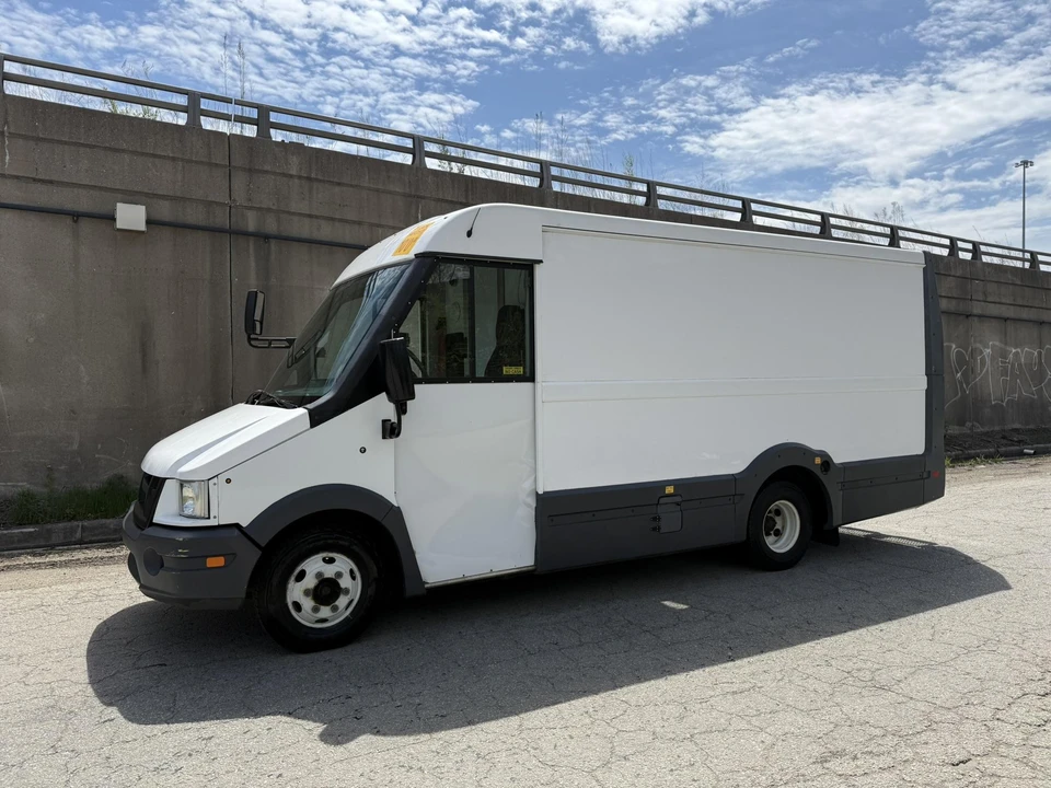 2017 Isuzu Elf - Image 2 of 31