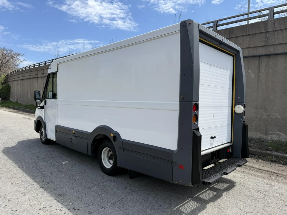 2017 Isuzu Elf - Image 30 of 31
