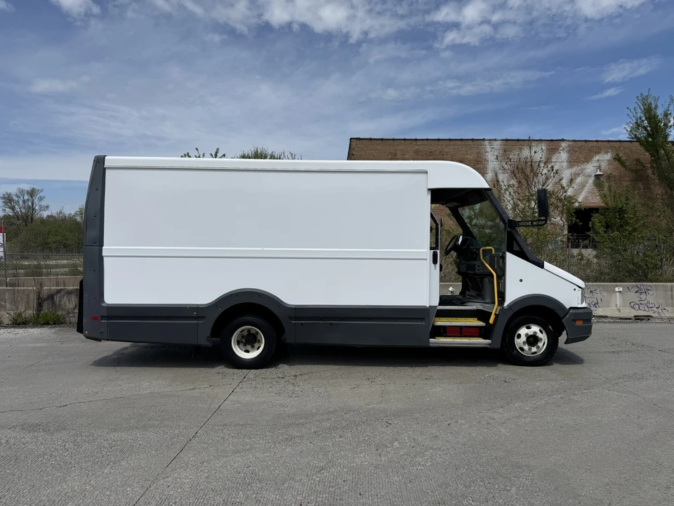2017 Isuzu Elf - Image 19 of 31