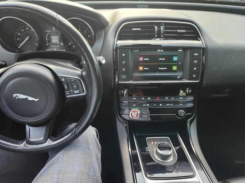 2017 Jaguar XE - Image 10 of 21