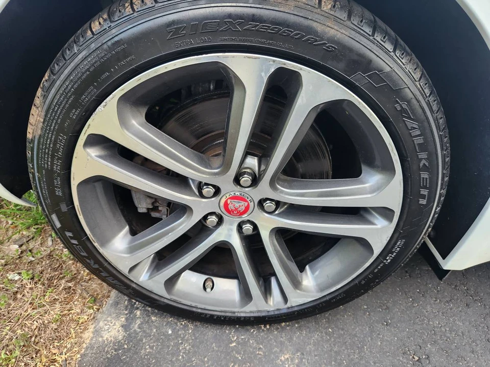 2017 Jaguar XE - Image 7 of 21