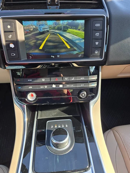 2017 Jaguar XE - Image 18 of 20