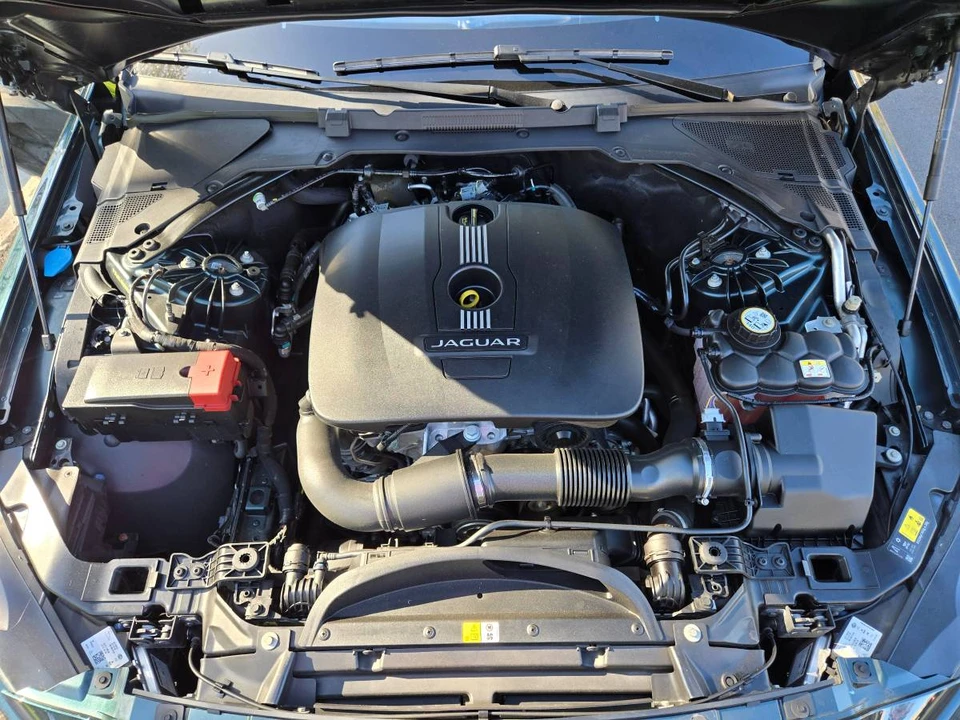 2017 Jaguar XE - Image 9 of 20