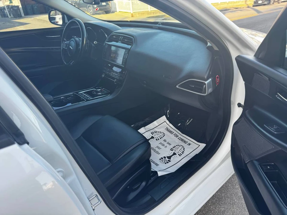 2017 Jaguar XE - Image 11 of 12