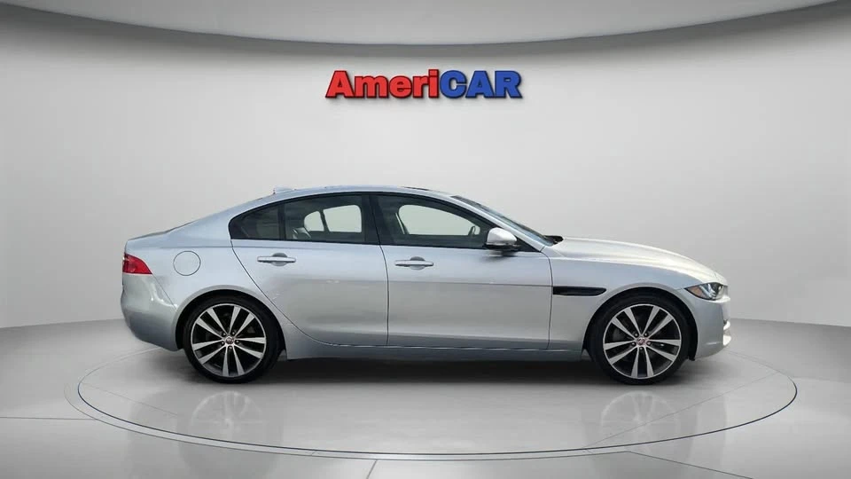 2017 Jaguar XE - Image 4 of 18