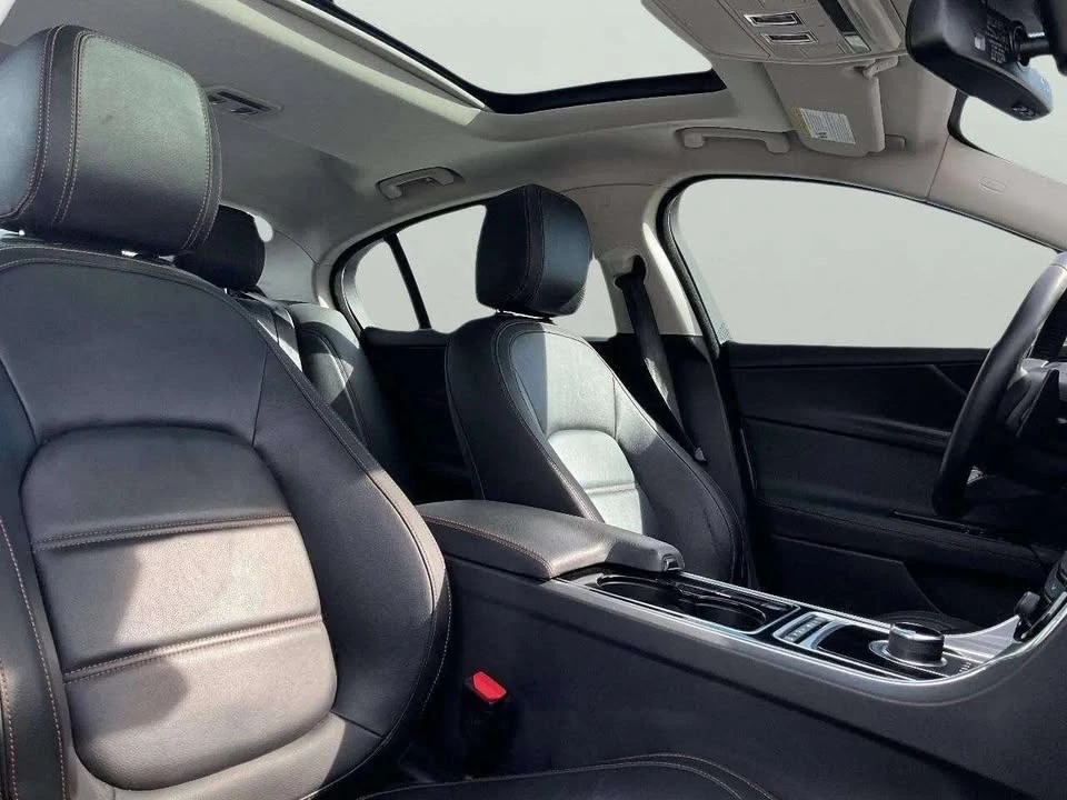 2017 Jaguar XE - Image 14 of 18