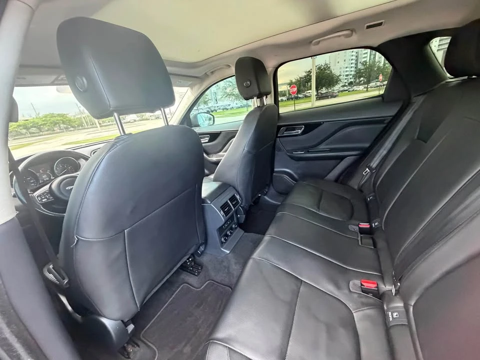 2017 Jaguar E-Pace - Image 10 of 15