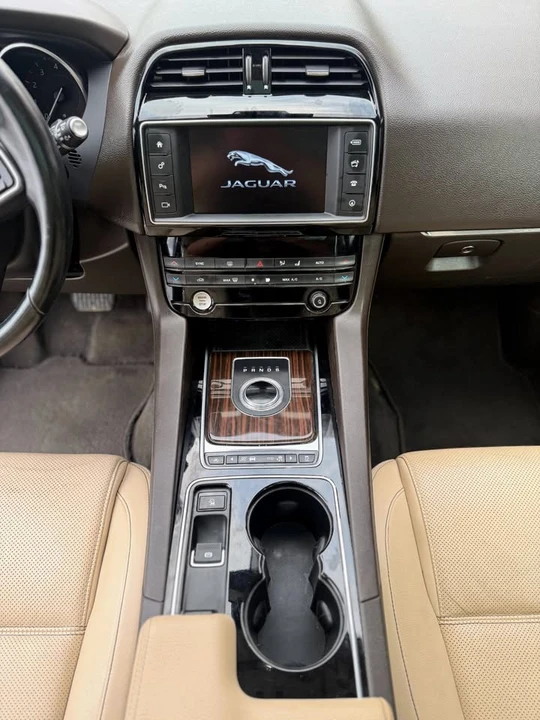 2017 Jaguar F-Pace - Image 11 of 19