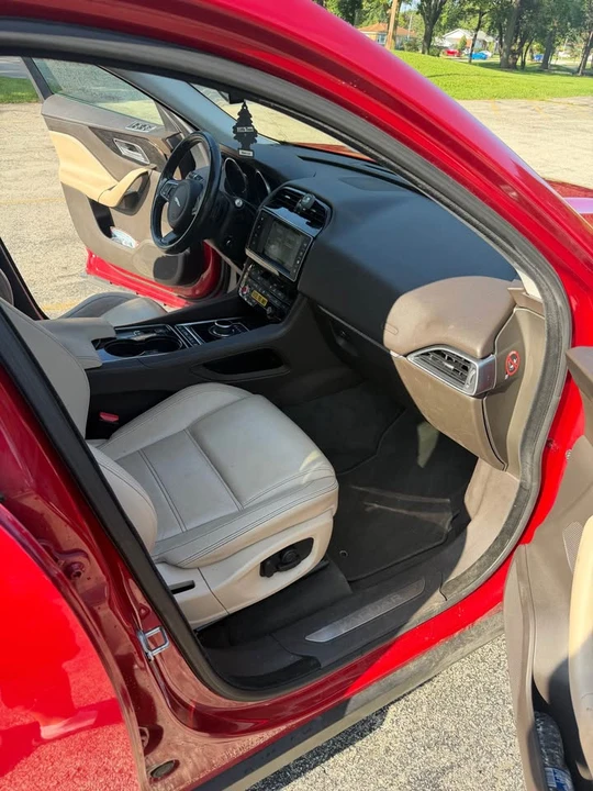 2017 Jaguar F-Pace - Image 7 of 10