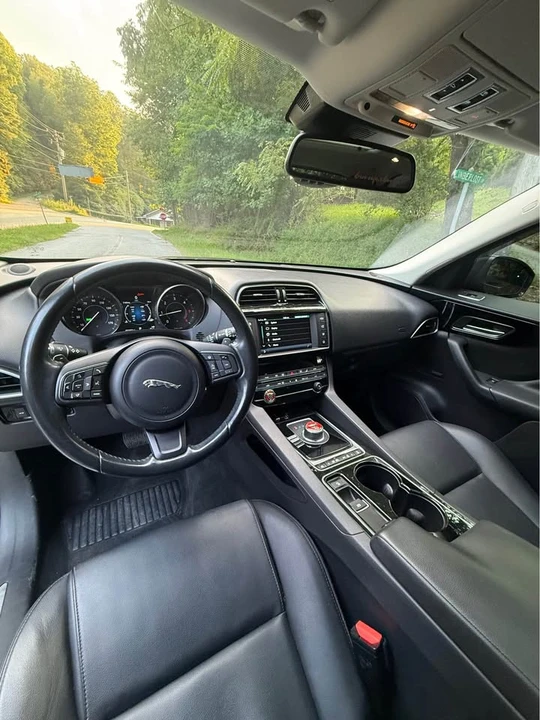 2017 Jaguar F-Pace - Image 10 of 15