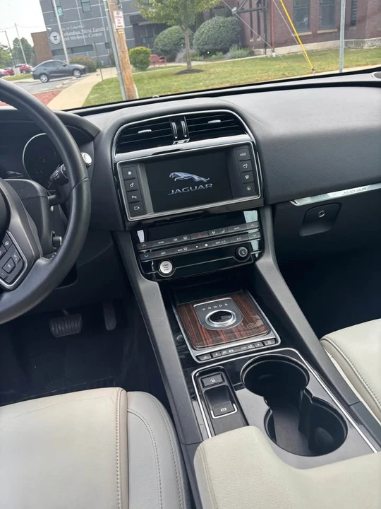 2017 Jaguar F-Pace - Image 10 of 10