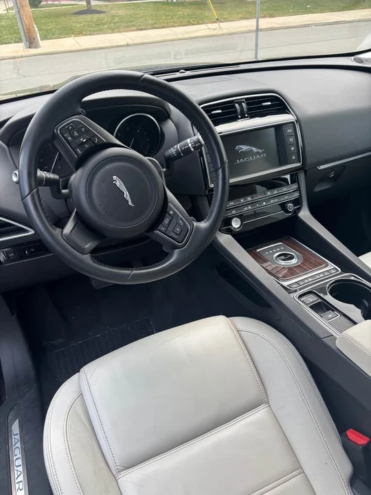 2017 Jaguar F-Pace - Image 9 of 10