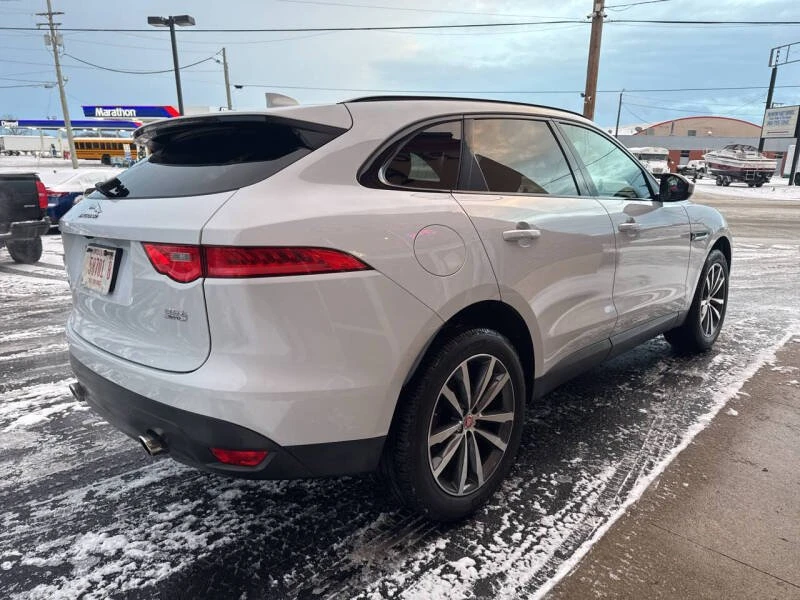 2017 Jaguar F-Pace - Image 5 of 17